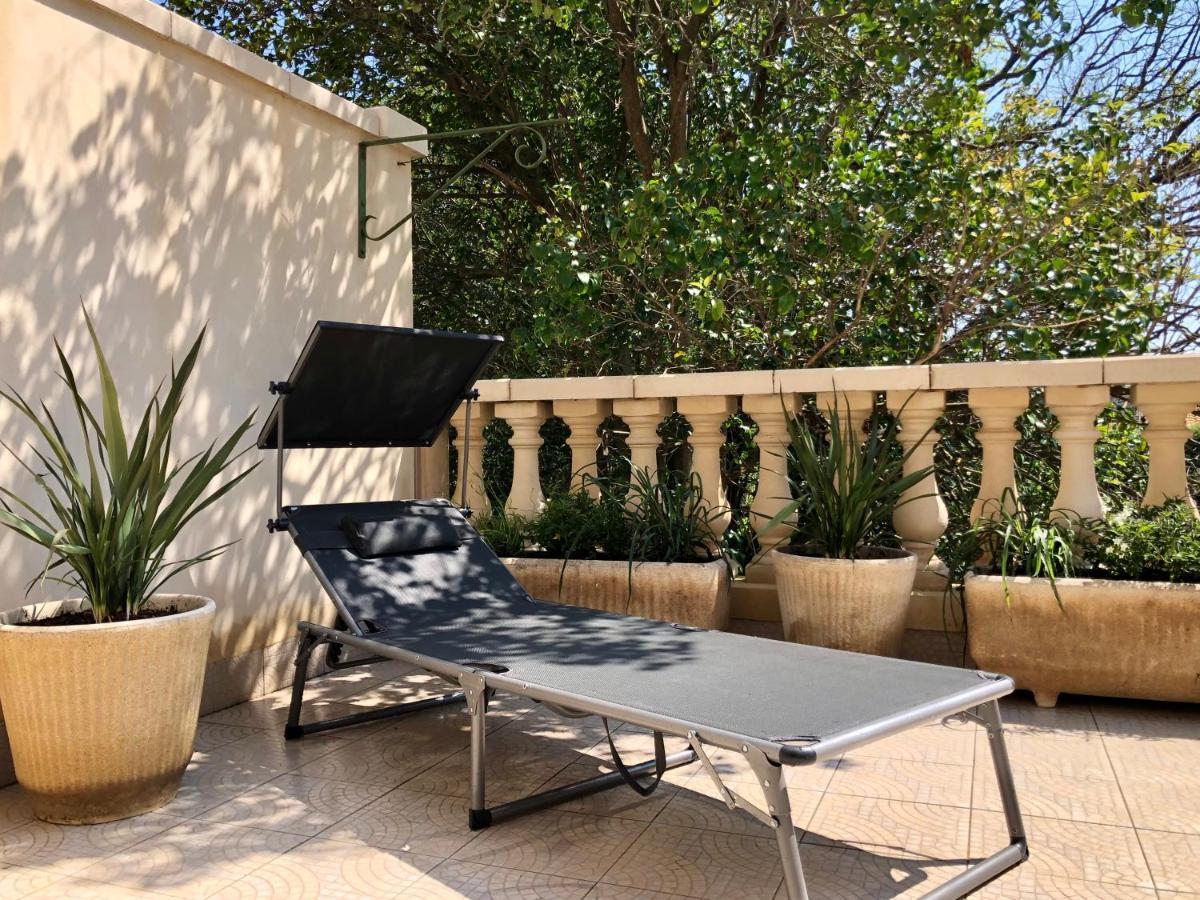 Cote Jardin Est Un Spacieux Et Lumineux T3, Entierement Renove, A 2 Pas De L'Herault Et A 10Min Du Bord De Mer Proche Du Centre Historique Et Du Fabuleux Chateau Laurens, Vous Apprecierez Le Calme De Sa Belle Terrasse Et La Vue Superbe Sur Le Jardin Агд Екстер'єр фото